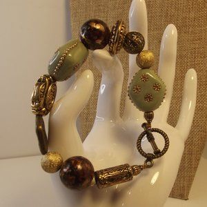 Elegant Beaded Bracelet with Gold Accents